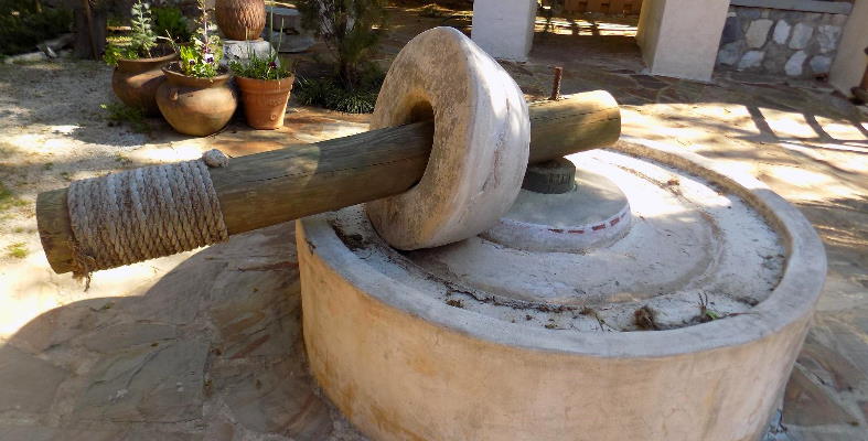 Alte Mühlsteine zur Ölpressung