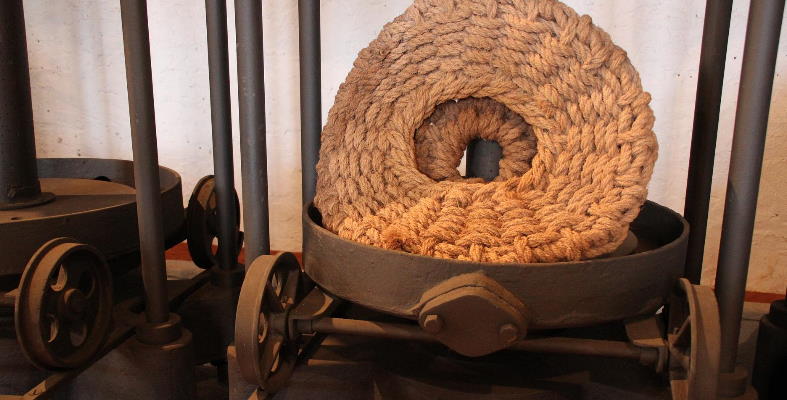 Alte Olivenölpresse mit Bastmatten für das Ausstreichen der Olivenpaste.