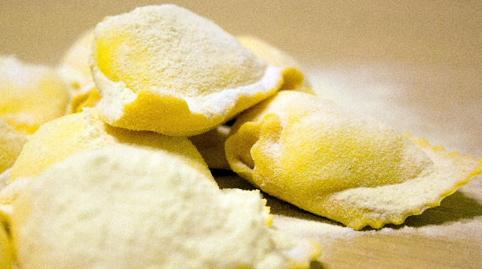 Gefüllte Pasta Sorten - die beliebtesten Arten neben Tortellini, Ravioli und Co. Gefüllte Pasta Sorten Titelbild Ravioli