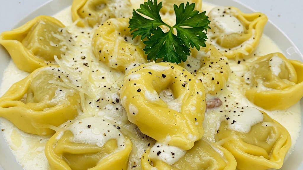 Gefüllte Pasta Sorten - die beliebtesten Arten neben Tortellini, Ravioli und Co. Tortelli mit sahniger Käsesoße