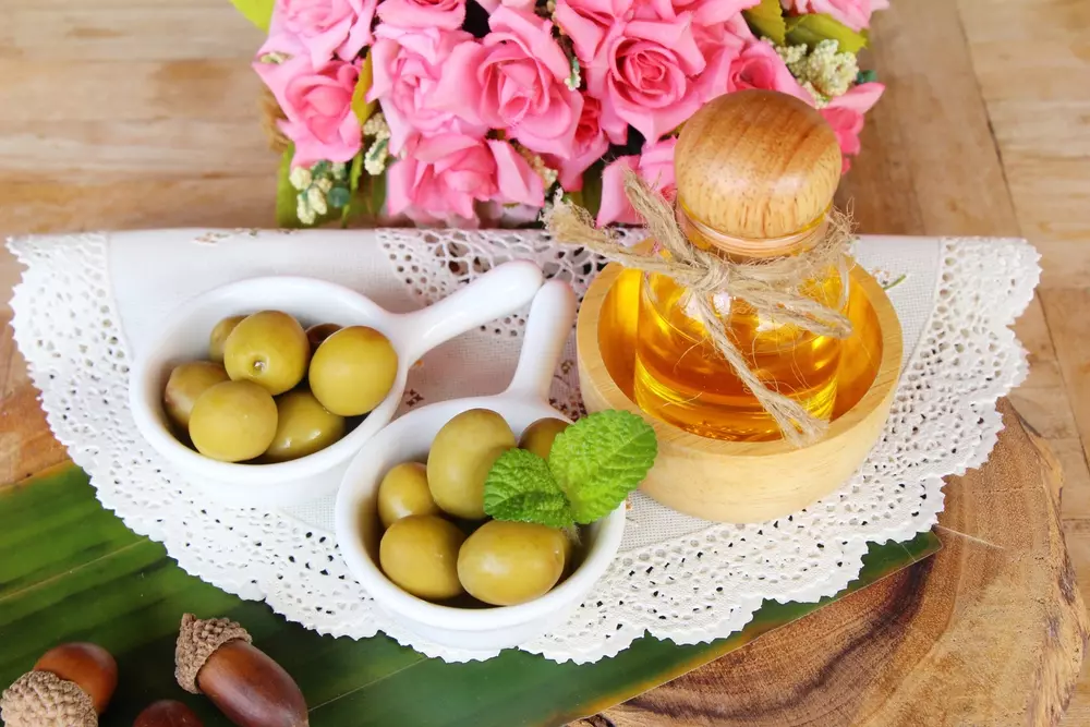 Blumen und Olivenöl als Geschenk Titelbild