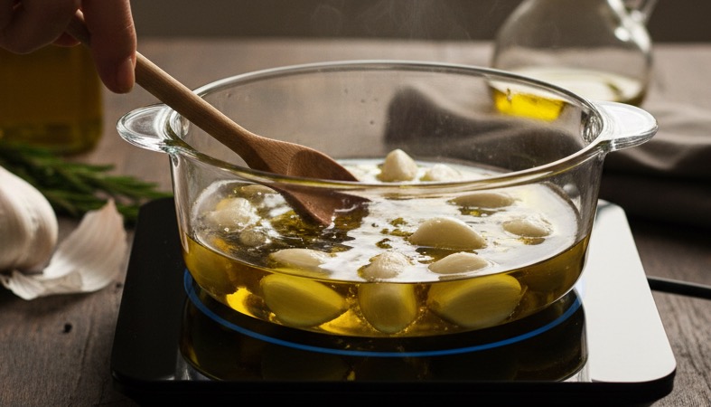 Olivenöl mit Knoblauch selber machen – Einfache Anleitung für mediterranen Genuss Olivenöl mit Knoblauch selber machen in einem Topf